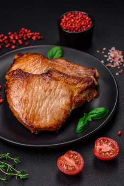 Lezzetli, sulu domuz eti ya da tuzlu, baharatlı ve çimento kaplı biftek.