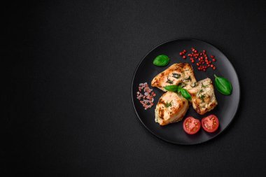 Lezzetli sulu tavuk, tuzlu hindi şişleri, baharatlar ve çimento kaplı otlar.