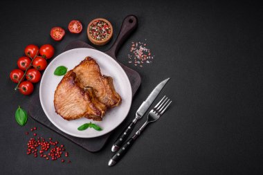 Lezzetli, sulu domuz eti ya da tuzlu, baharatlı ve çimento kaplı biftek.