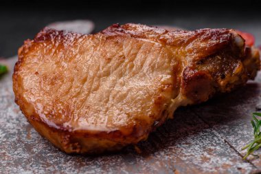 Lezzetli, sulu domuz eti ya da tuzlu, baharatlı ve çimento kaplı biftek.