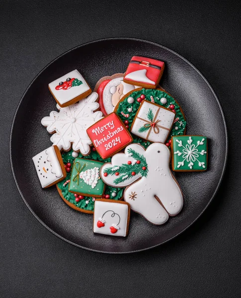 Delicioso Natal Colorido Fresco Biscoitos Gengibre Ano Novo Uma Placa — Fotografia de Stock
