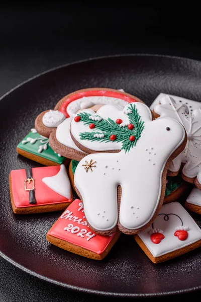 Delicioso Natal Colorido Fresco Biscoitos Gengibre Ano Novo Uma Placa — Fotografia de Stock