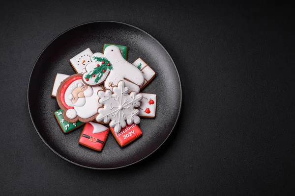 Delicious Fresh Colorful Christmas New Year Gingerbread Cookies Ceramic Plate — Stock Photo, Image