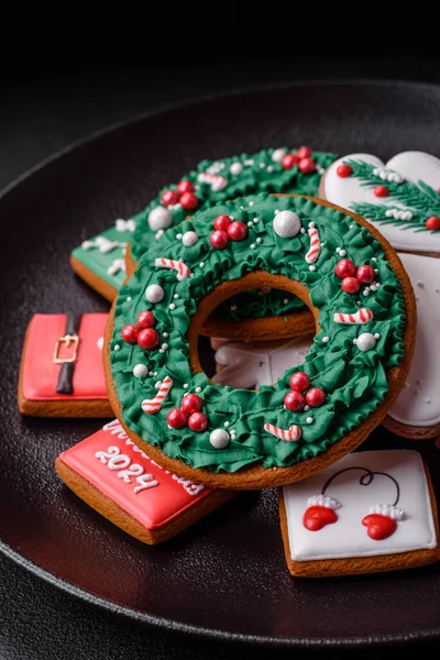 Deliziosi Biscotti Pan Zenzero Freschi Natale Capodanno Colorati Piatto Ceramica — Foto Stock