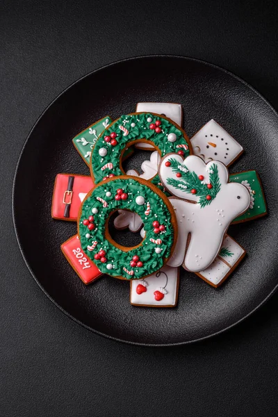 Deliziosi Biscotti Pan Zenzero Freschi Natale Capodanno Colorati Piatto Ceramica — Foto Stock