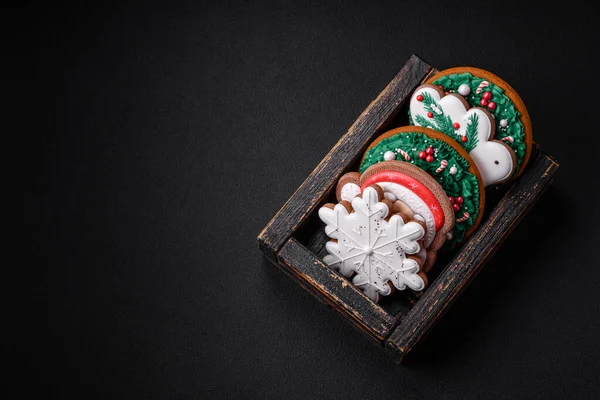 Pyszne Świeże Kolorowe Ciasteczka Świąteczne Lub Noworoczne Pierniki Ceramicznym Talerzu — Zdjęcie stockowe