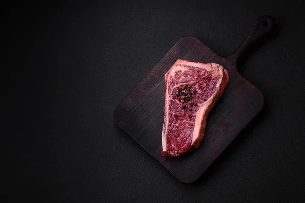 Daging Mentah Segar Steak New York Dengan Garam Rempah Rempah — Stok Foto