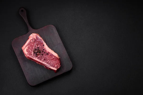 Daging Mentah Segar Steak New York Dengan Garam Rempah Rempah — Stok Foto
