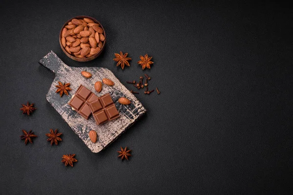 Вкусный Сладкий Молочный Шоколад Разбился Кубики Деревянной Доске Темном Бетонном — стоковое фото