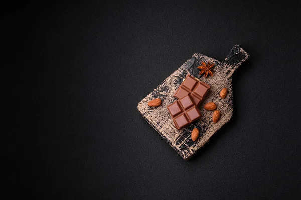 Delicioso Chocolate Com Leite Doce Quebrado Cubos Uma Placa Corte — Fotografia de Stock