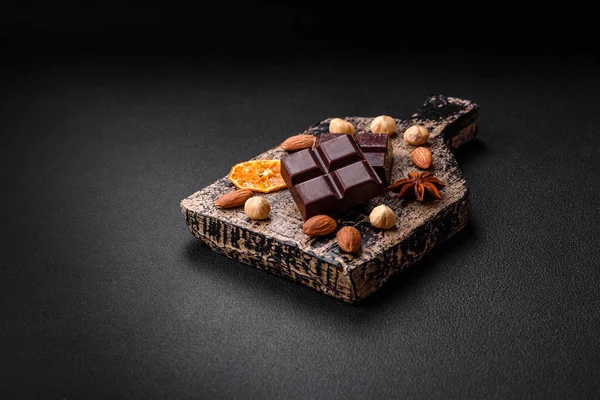 Delicioso Chocolate Preto Doce Quebrado Cubos Uma Placa Corte Madeira — Fotografia de Stock