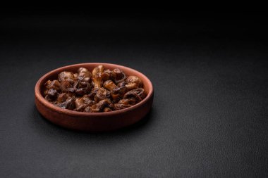 Seramik tabakta tuzlu, baharatlı ve otlu enfes şampiyon mantarları.