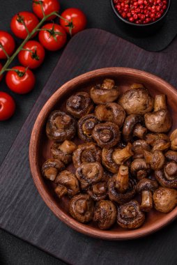 Seramik tabakta tuzlu, baharatlı ve otlu enfes şampiyon mantarları.