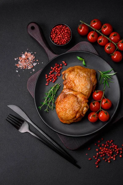 Köstliche Saftige Hähnchenschenkel Mit Salz Gewürzen Und Kräutern Einem Keramikteller — Stockfoto