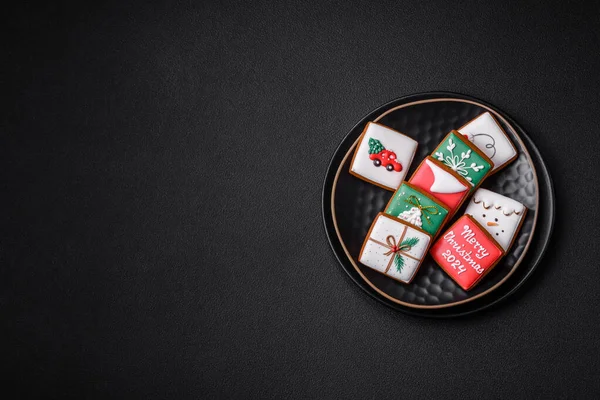Köstliche Frische Süße Weihnachtslebkuchen Mit Festlichem Schmuck Auf Einem Keramikteller — Stockfoto