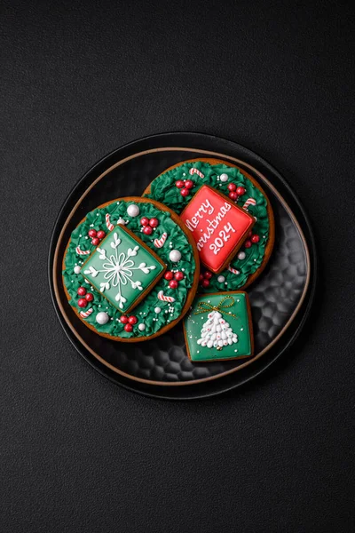 Köstliche Frische Süße Weihnachtslebkuchen Mit Festlichem Schmuck Auf Einem Keramikteller — Stockfoto