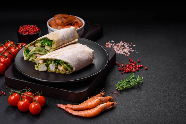 stock image Delicious fresh roll with shrimps, tomatoes, lettuce and cucumber in pita bread on a dark concrete background