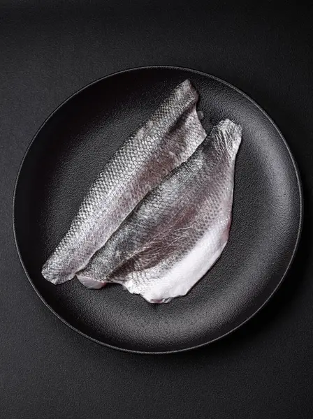 Сырой Морской Окунь Филе Рыбы Солью Специями Травами Керамической Пластины — стоковое фото