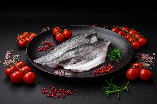Havsabborre Fiskfilé Med Salt Kryddor Och Örter Keramisk Platta Beredd — Stockfoto