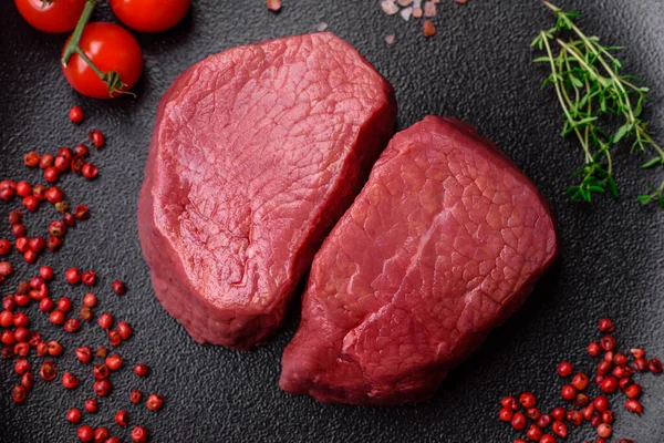 Bife Carne Crua Redondo Com Sal Especiarias Ervas Preparadas Para — Fotografia de Stock