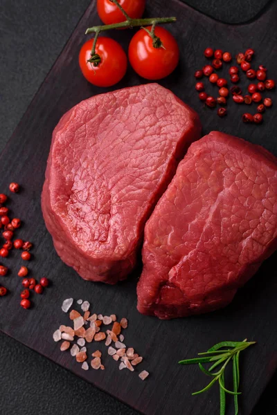 Bife Carne Crua Redondo Com Sal Especiarias Ervas Preparadas Para — Fotografia de Stock