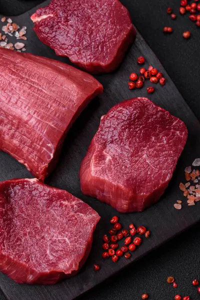 Sappig Rauw Rundvlees Met Specerijen Zout Kruiden Een Donkere Betonnen — Stockfoto