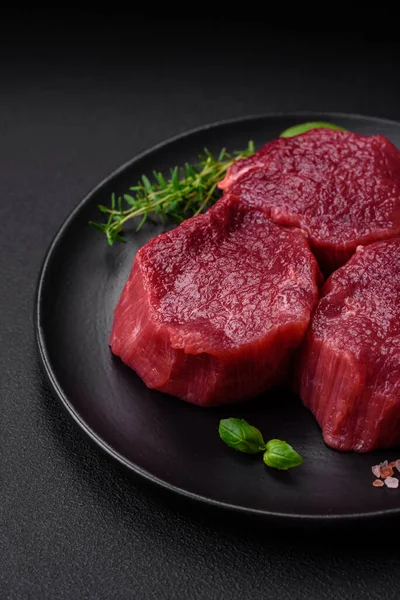 Carne Crua Suculenta Com Temperos Sal Ervas Fundo Concreto Escuro — Fotografia de Stock