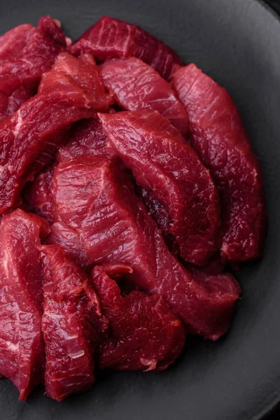Daging Sapi Mentah Juicy Dengan Rempah Rempah Garam Dan Rempah — Stok Foto