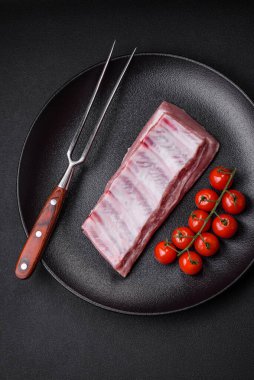 Tuzlu, baharatlı ve çimento kaplı çiğ domuz kaburgaları.