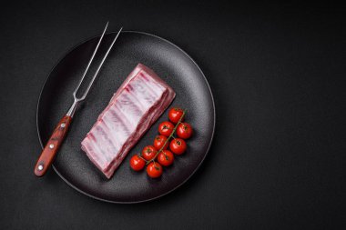 Tuzlu, baharatlı ve çimento kaplı çiğ domuz kaburgaları.