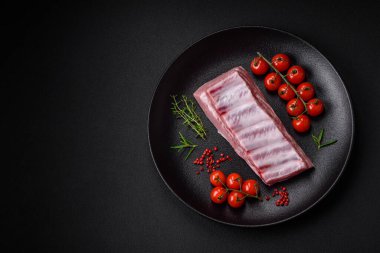 Tuzlu, baharatlı ve çimento kaplı çiğ domuz kaburgaları.