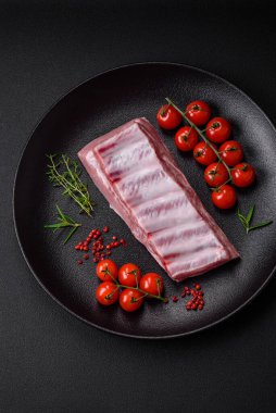 Tuzlu, baharatlı ve çimento kaplı çiğ domuz kaburgaları.