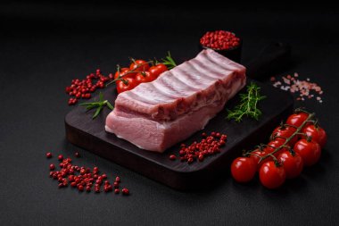 Tuzlu, baharatlı ve çimento kaplı çiğ domuz kaburgaları.