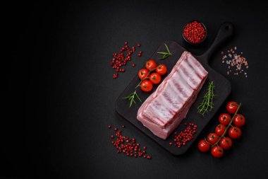 Tuzlu, baharatlı ve çimento kaplı çiğ domuz kaburgaları.