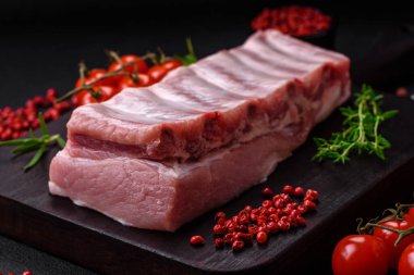 Tuzlu, baharatlı ve çimento kaplı çiğ domuz kaburgaları.