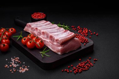 Tuzlu, baharatlı ve çimento kaplı çiğ domuz kaburgaları.