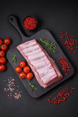 Tuzlu, baharatlı ve çimento kaplı çiğ domuz kaburgaları.