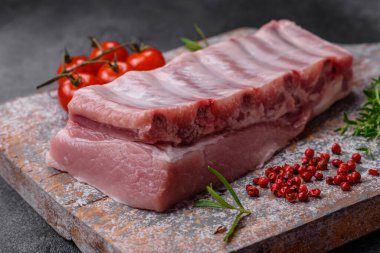 Tuzlu, baharatlı ve çimento kaplı çiğ domuz kaburgaları.