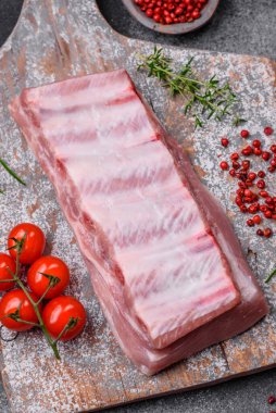 Tuzlu, baharatlı ve çimento kaplı çiğ domuz kaburgaları.