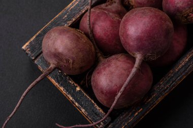 Beton bir arka planda yumru şeklinde taze çiğ pancar. Vejetaryen Malzemeler