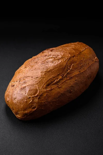 Вкусный Свежий Хрустящий Буханка Белого Хлеба Зерном Семенами Темном Текстурном — стоковое фото