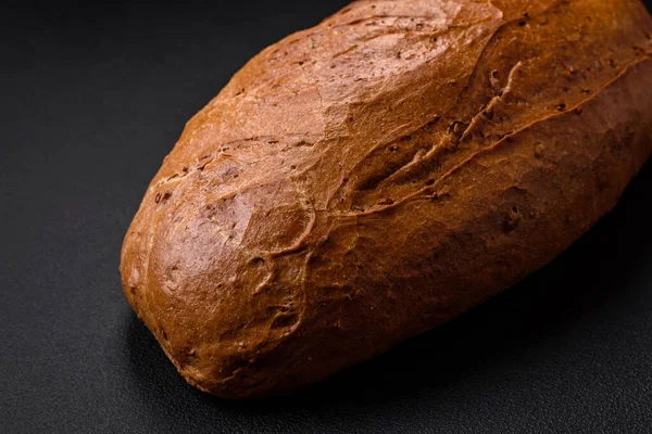 Νόστιμο Φρέσκο Τραγανό Καρβέλι Από Λευκό Ψωμί Κόκκους Και Σπόρους — Φωτογραφία Αρχείου