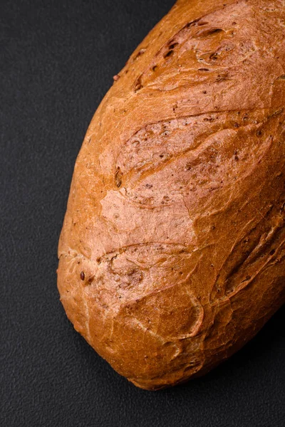 带有谷粒和种子 结构深色背景的美味新鲜酥脆的白面包 — 图库照片