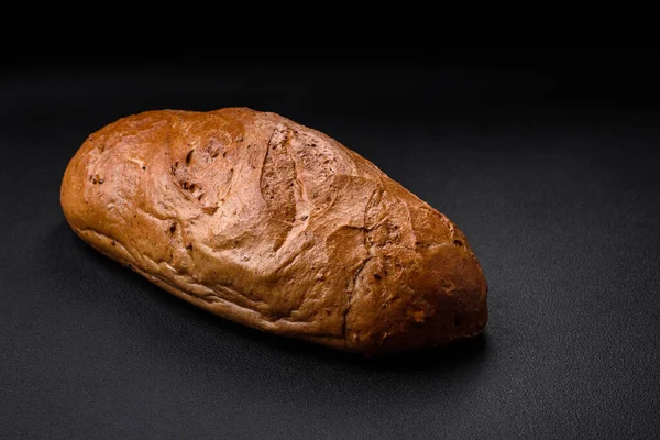 带有谷粒和种子 结构深色背景的美味新鲜酥脆的白面包 — 图库照片