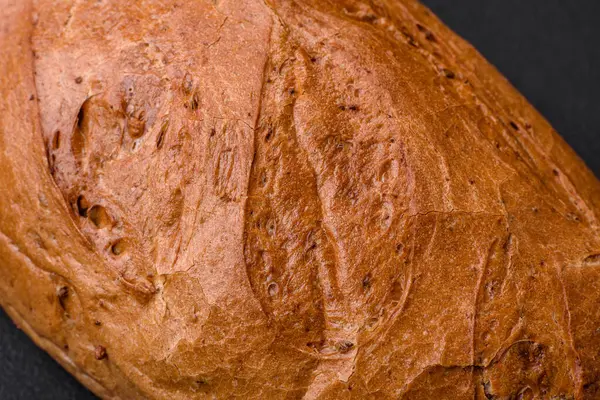 Pyszny Świeży Chrupiący Bochenek Białego Chleba Ziarnami Nasionami Teksturalnym Ciemnym — Zdjęcie stockowe