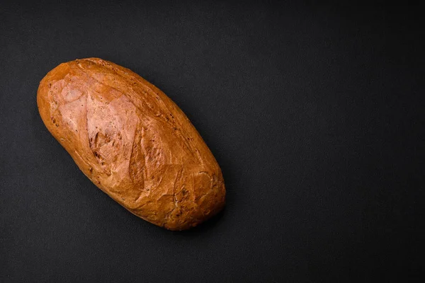 Lezzetli Taze Gevrek Somun Beyaz Ekmek Arkaplanda Tahıllar Tohumlar Var — Stok fotoğraf