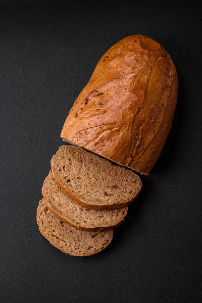 食感の濃い背景に穀物や種子と白パンのおいしい新鮮なクリスピーローフ — ストック写真