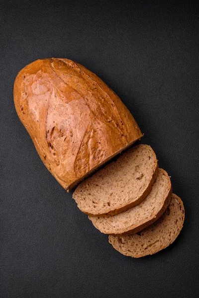 Lezzetli Taze Gevrek Somun Beyaz Ekmek Arkaplanda Tahıllar Tohumlar Var — Stok fotoğraf