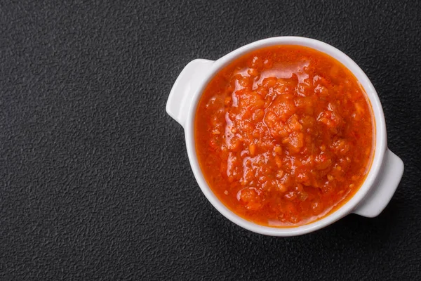 배경에 그레이비 약초를 곁들인 맛있는 토마토 — 스톡 사진