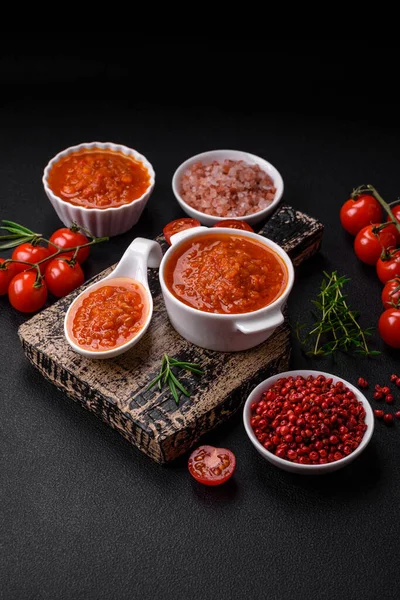 Delicioso Molho Tomate Picante Com Pimenta Alho Sal Especiarias Ervas — Fotografia de Stock